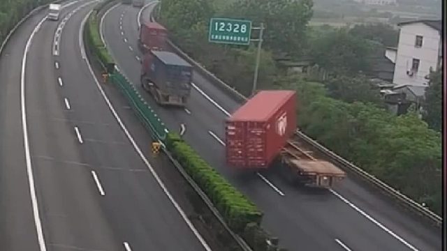 红色半挂车“横”着开整条路被封！