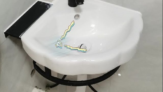 这老六卫生间装修完才发现没有放浴室柜的地方！