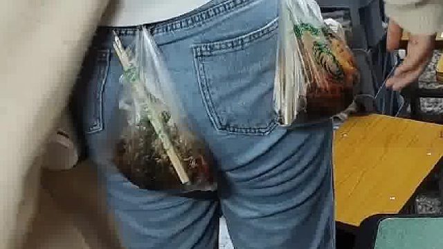 走读生给住校生带小吃