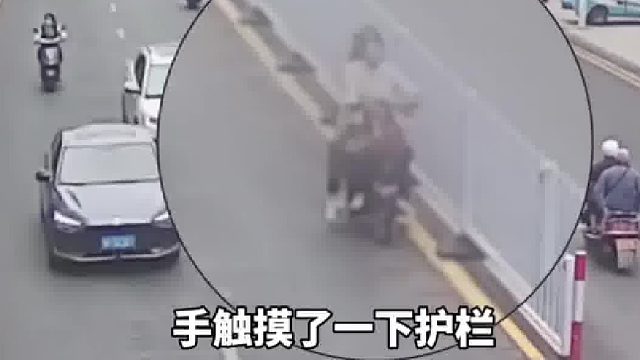 三人同骑一辆车操作不当撞护栏！