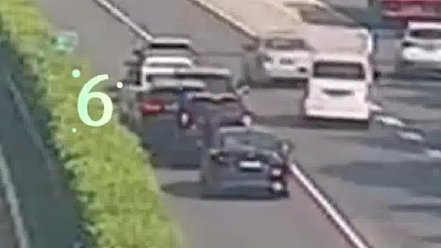 错过了收费站女子高速路上停车，致7车追尾2人轻微伤！