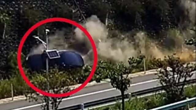 小车即将错过高速服务区，急打方向撞向墙体