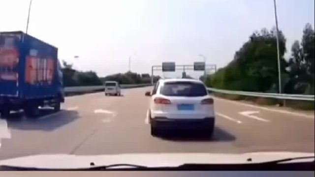 场面略显尴尬大车和小车都选了自己不想去的路！