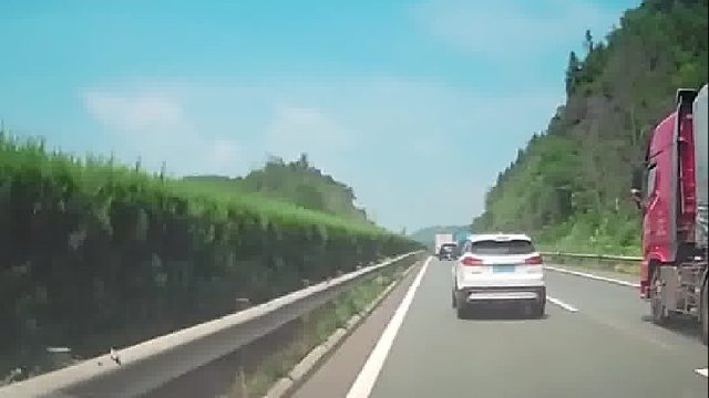 男子”夹缝中“变道超车，正常行驶的车辆遭了殃！