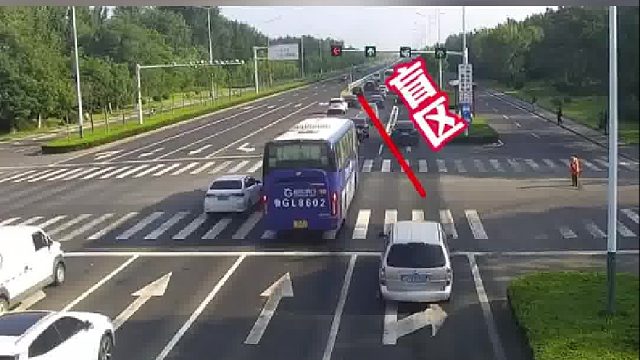 闯红灯路口狂奔直行车辆撞上”鬼探头“