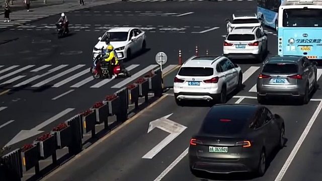 俩外卖小哥”默契“逆行闯红灯全责，结果双双被撞......