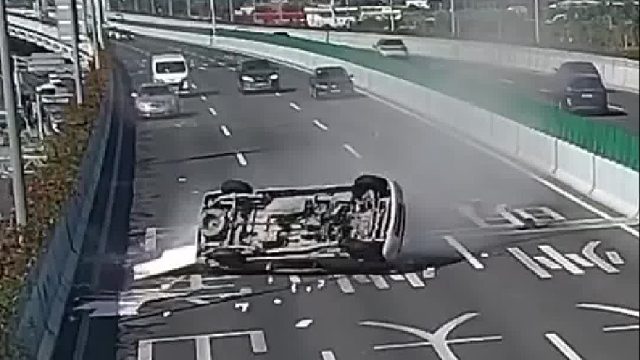 面包车非法改装最终”不堪重负“爆胎侧翻！