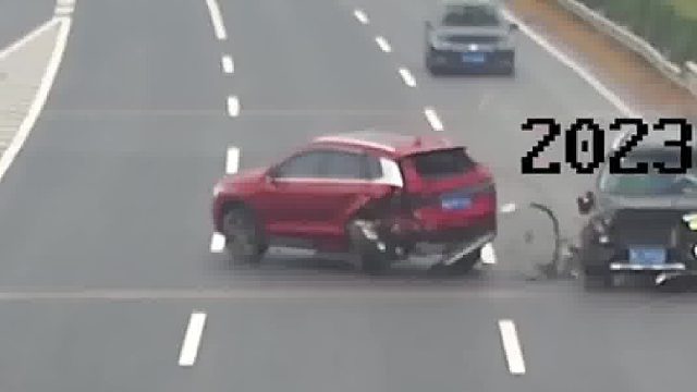 错过出口后急刹变道引发已追尾，前车驾驶人：我想变道来着.........