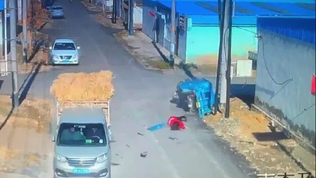 三轮车驾驶员被甩出车外！