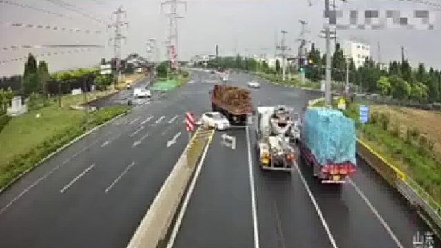 两车追尾小轿车失控