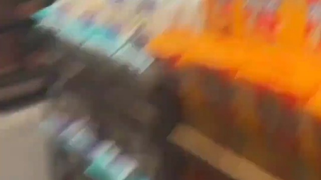 女子买香蕉说要四五个，大爷：“稳准狠就是一刀切”大爷：上边四个下边五个。