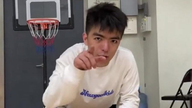 这个后卫的球风太飘逸了，两招内看出来的一定是铁粉