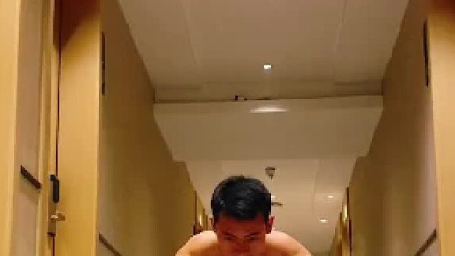 地板与鞋的摩擦力太强了、音乐节奏勉强跟上