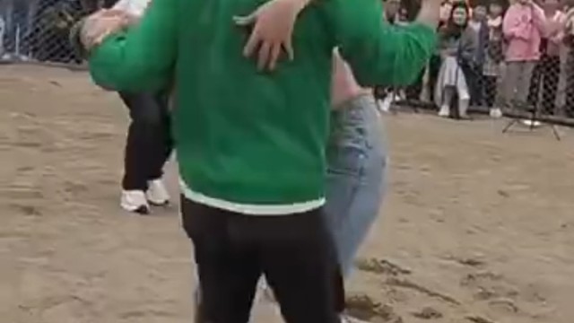 姑娘正面还挺好看的，身段也好