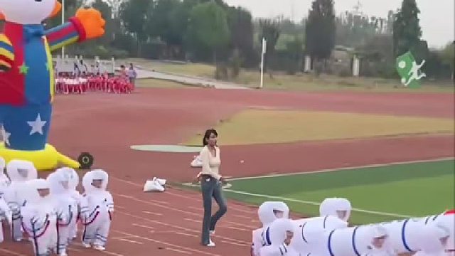 小小宇航员来啦！运动会上小可爱们扛起“大火箭”