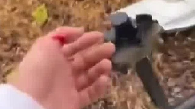 男子开车犯困睡着了，一觉醒来发现挡风玻璃全碎了，淡定拍视频记录