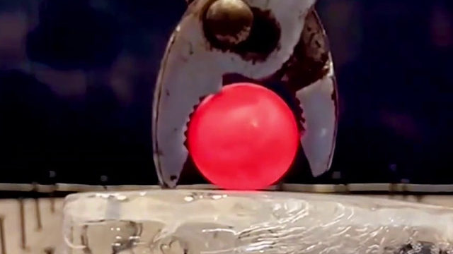 当高温金属球遇上冰块，究竟用什么才能抵挡住高温金属球呢？