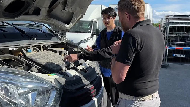 房车坏了！在瑞典路口引来很多当地人围观…