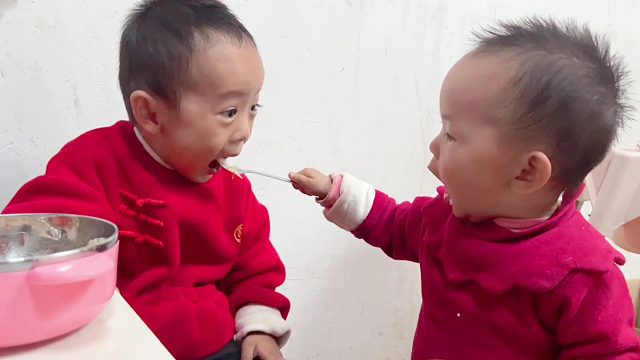 3岁哥哥生病吃不下饭，爸妈束手无策，1岁妹妹的举动太暖心