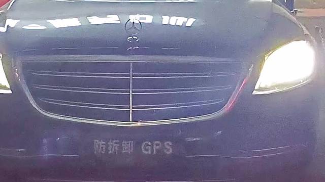 奔驰320L新车落地现场安装防拆防屏蔽GPS定位防盗系统，提升汽车安全预警功能强大，拆机锁车