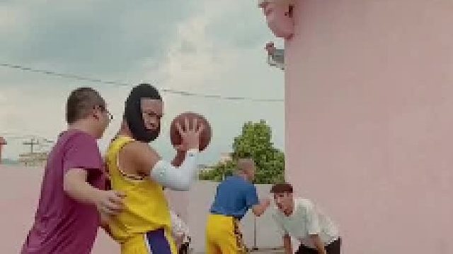 湖人这个球队氛围可以，詹姆斯也会