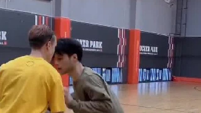 一招让你摆脱实战原地运球的尴尬赶紧get一下吧