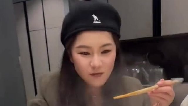 挑战给女友闺蜜夹菜