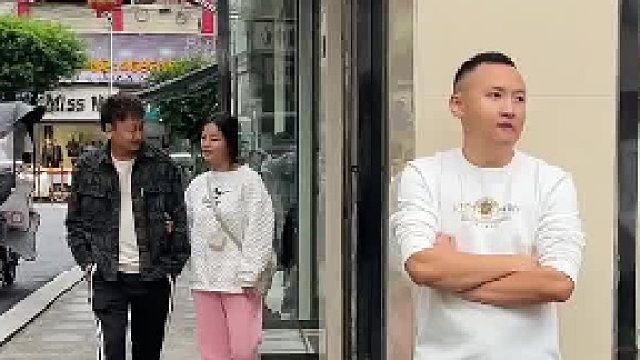 老婆约会男闺蜜，不巧刚好被老公撞见