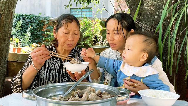 农村婆媳同住，婆婆最近瘦了，看儿媳如何待她