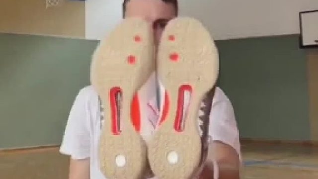 转欧洲职业球员安踏狂潮5抓地测试