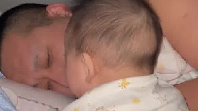 6个月大的宝宝和爸爸的呼噜声可爱互动