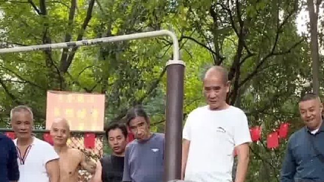小伙一套力量动作直接震惊了全场的老大爷