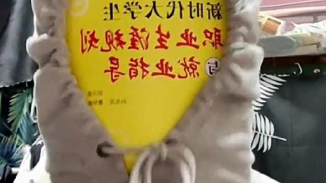 大学生正在以一种很新的方式表演“变脸”