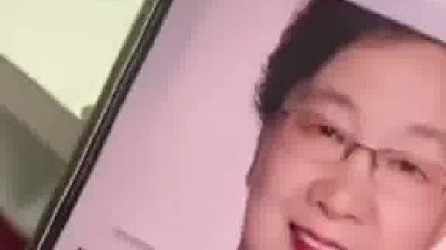 学生无意间发现大学老师的身份，瞬间肃然起敬，从此课堂上多了一个认真听课的学生