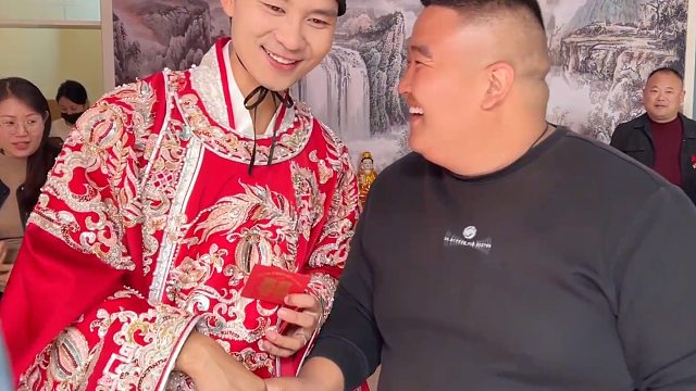 小伙参加中式婚礼，现场人山人海热闹非凡，女方父母出现那刻太感人