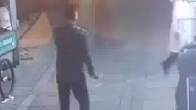 男子吃完药卡喉险些窒息，狂喝水咳嗽捶胸冷静自救，当事人：下楼增加获救机会