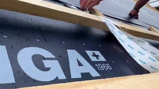 德国乡村屋顶施工，动用了诸多科技装备和设施。