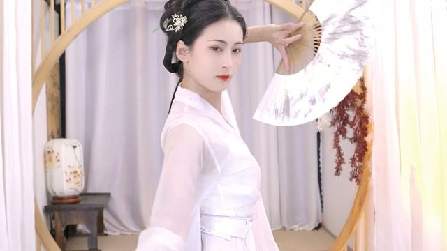 风飒飒  白衣珠钗舞扇气