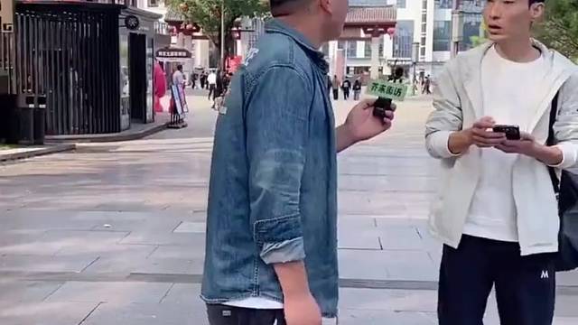 老人摔倒、他不会自己爬起来么？非得要你扶