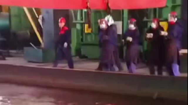 烧的通红的钢板入水