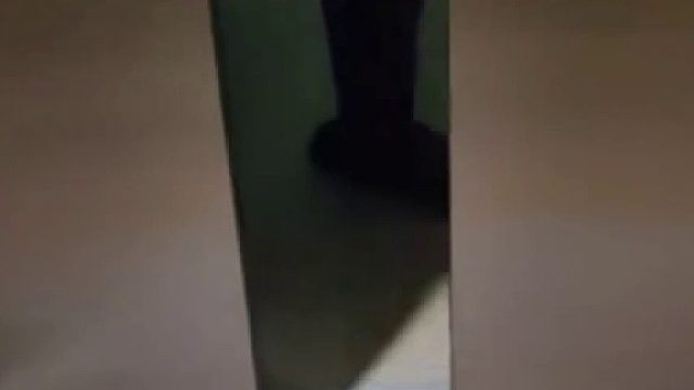 男子被困电梯 各种方法试过都没用 正当男子崩溃时一个温柔的声音救了男子