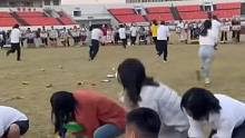 學(xué)校秋季田徑運(yùn)動會期間，組織趣味活動班主任為學(xué)生搶零食