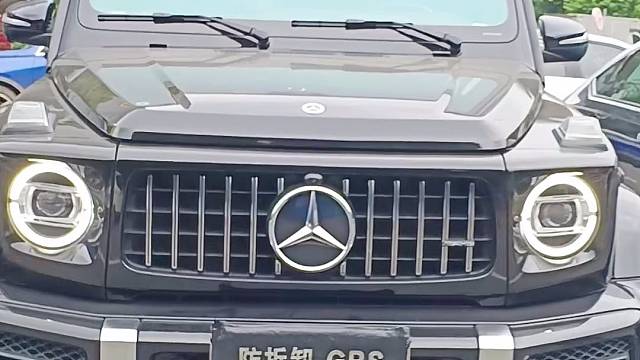奔驰大G63车落地现场安装防拆防屏蔽GPS定位防盗系统，提升汽车安全预警功能强大，拆机锁车