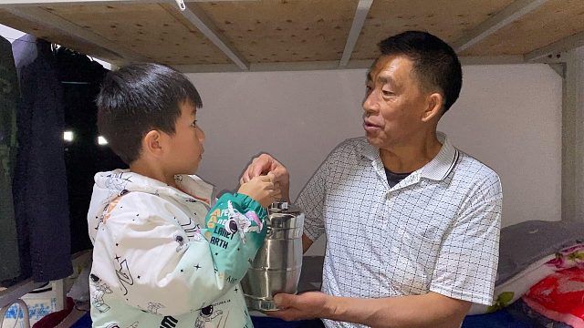 爷爷在城里上班住宿舍，6岁孙子偷偷去看望，孩子的做法太暖心