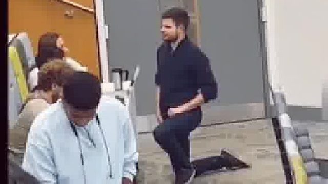 英国留学时教授跪地讲课，双手插兜优雅至上，单膝的那一刻好像在求婚