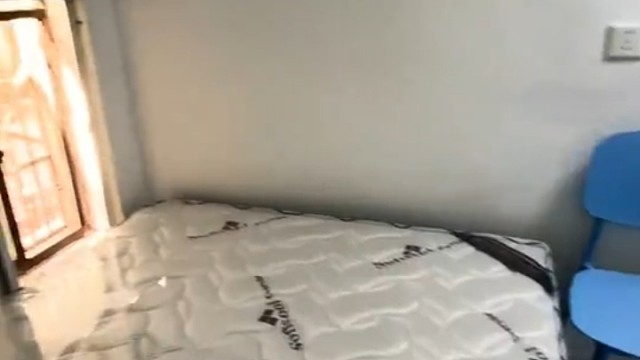 床旁边那个凳子有点多余啊