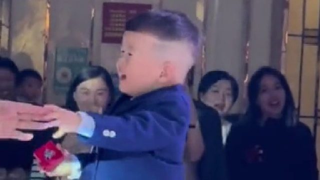 小花童在台上摔倒，迅速“撤回”一个哭泣，在喜糖引诱下顺利送上戒指