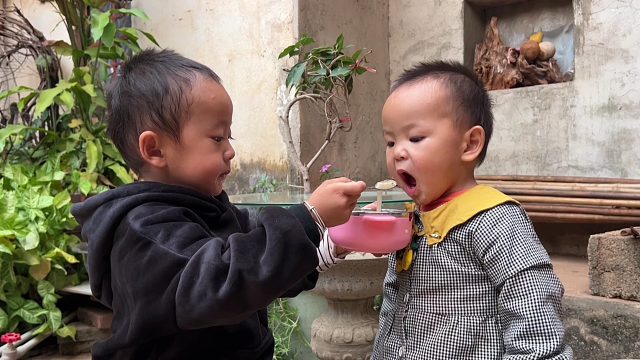 爸妈不在家，1岁妹妹肚子饿，看3岁哥哥给妹妹吃的啥？