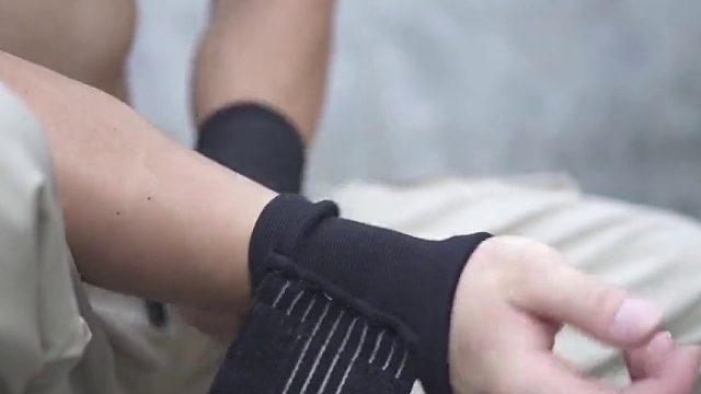 用了好几年的护腕，平时要多注意保护手腕避免受伤哦