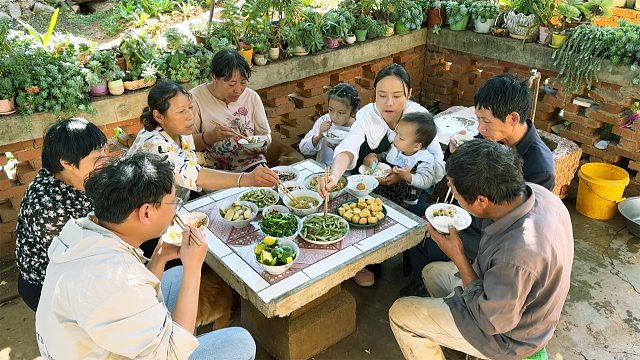 老公和婆婆下地干活，亲家上门来借钱，看看媳妇如何应对